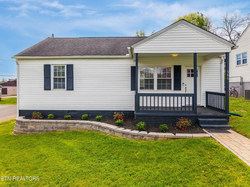 Photo of 960 Maynard Ave, Knoxville, TN 37917 (MLS # 1335181)