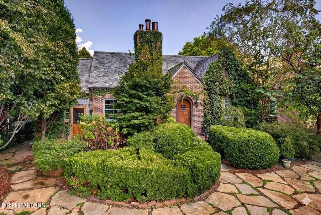 Photo of 1100 W Nokomis Circle, Knoxville, TN 37919 (MLS # 1355996)