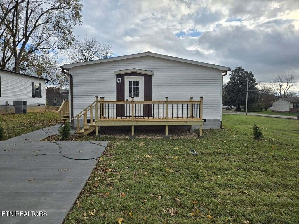 Photo of 913 Morris St, Sweetwater, TN 37874 (MLS # 1282716)