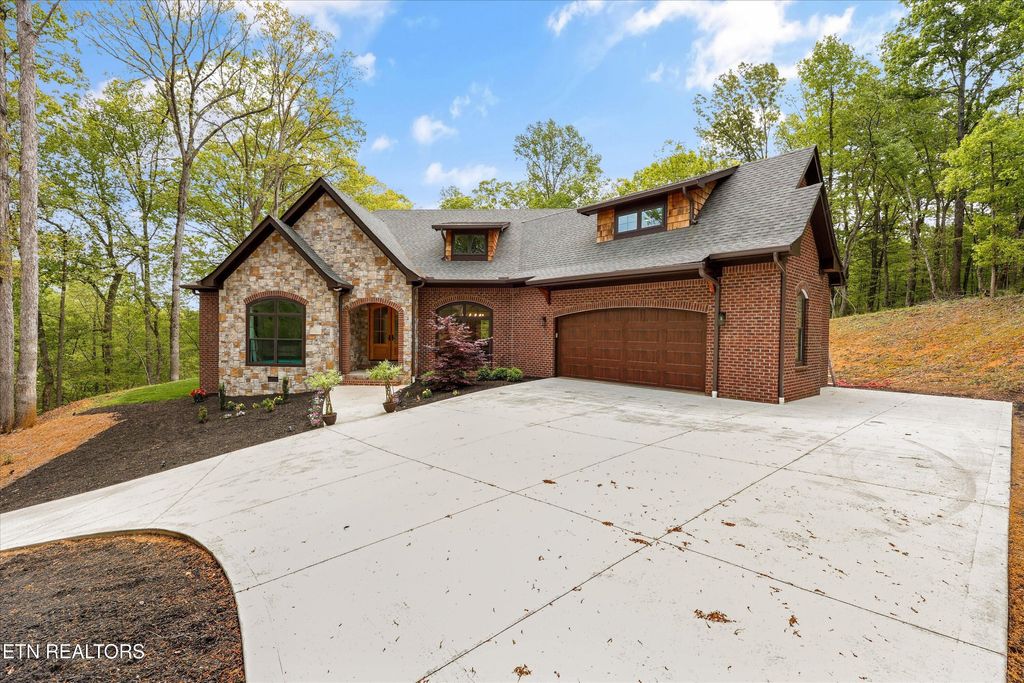 Photo of 109 Lake Harbor Drive, Lenoir City, TN 37772 (MLS # 1337192)