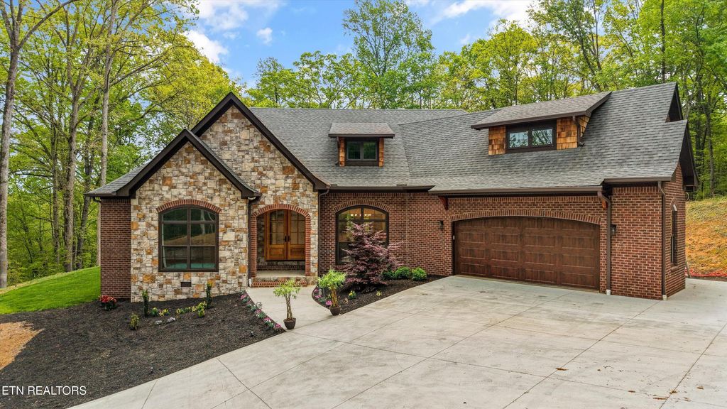 Photo of 109 Lake Harbor Drive, Lenoir City, TN 37772 (MLS # 1337192)