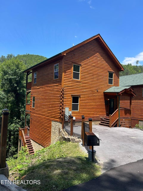 Photo of 842 Black Bear Cub Way, Sevierville, TN 37862 (MLS # 1345313)