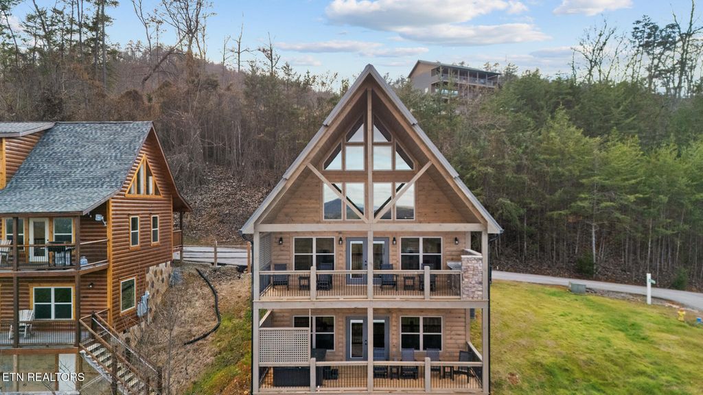 Photo of 3321 Pine Peak Way, Sevierville, TN 37862 (MLS # 1348275)