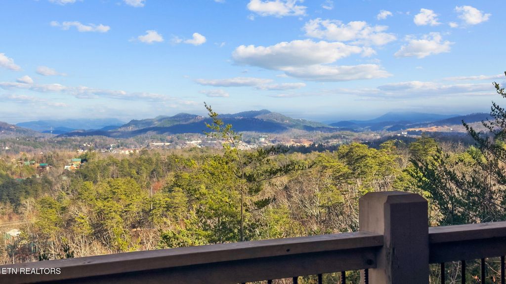 Photo of 3321 Pine Peak Way, Sevierville, TN 37862 (MLS # 1348275)