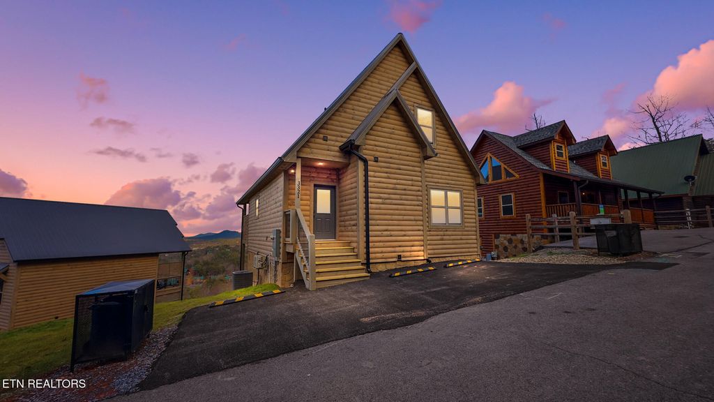 Photo of 3321 Pine Peak Way, Sevierville, TN 37862 (MLS # 1348275)