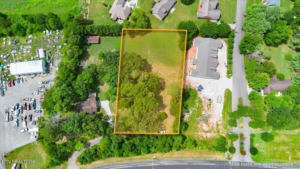 Photo of 2025 N Charles G Seivers Blvd, Clinton, TN 37716 (MLS # 1310591)