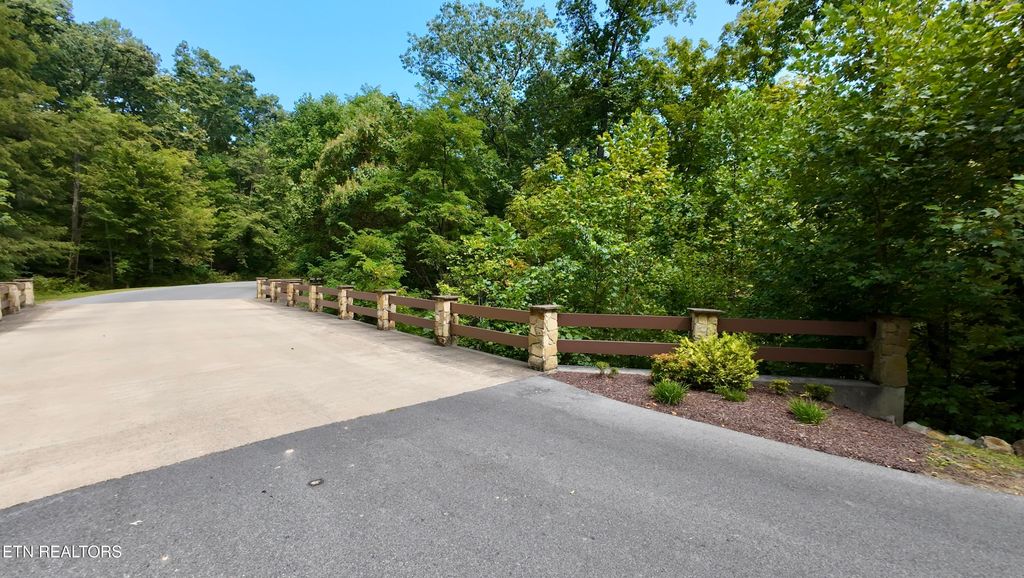 Photo of 154 Summit Trails Drive, Sevierville, TN 37862 (MLS # 1338187)
