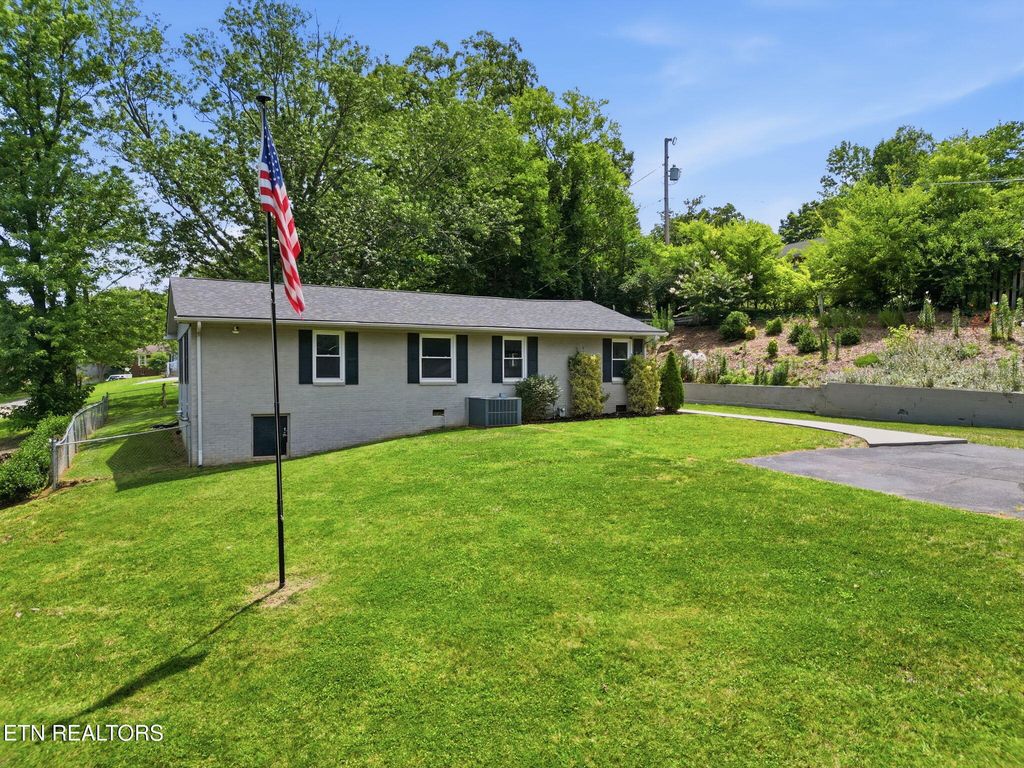 Photo of 604 Weldon Drive, Maryville, TN 37801 (MLS # 1345553)