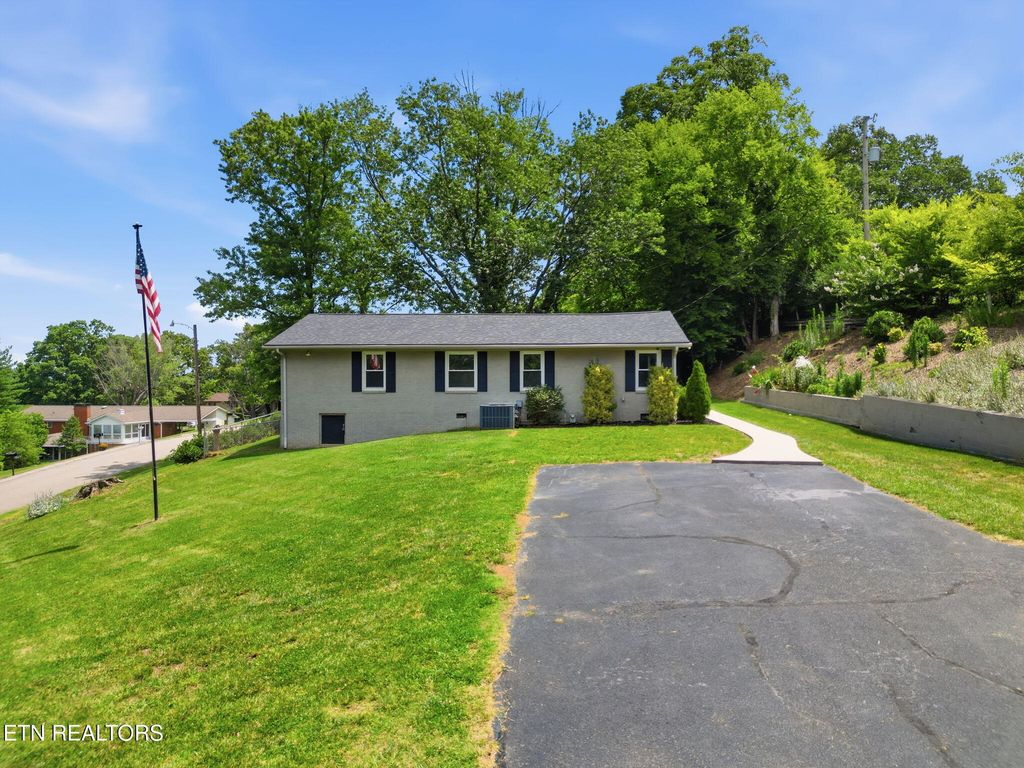 Photo of 604 Weldon Drive, Maryville, TN 37801 (MLS # 1345553)