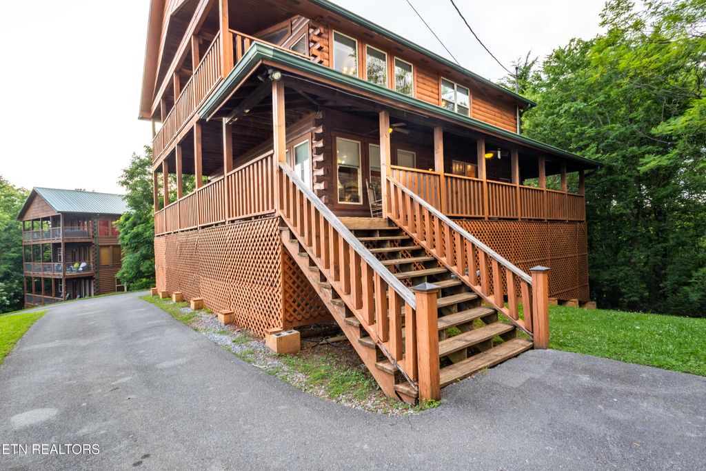 Photo of 2031 Oakmont Drive, Sevierville, TN 37876 (MLS # 1322162)