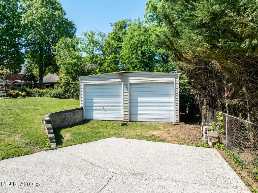 Photo of 2007 S Belmont Drive, Maryville, TN 37804 (MLS # 1337819)