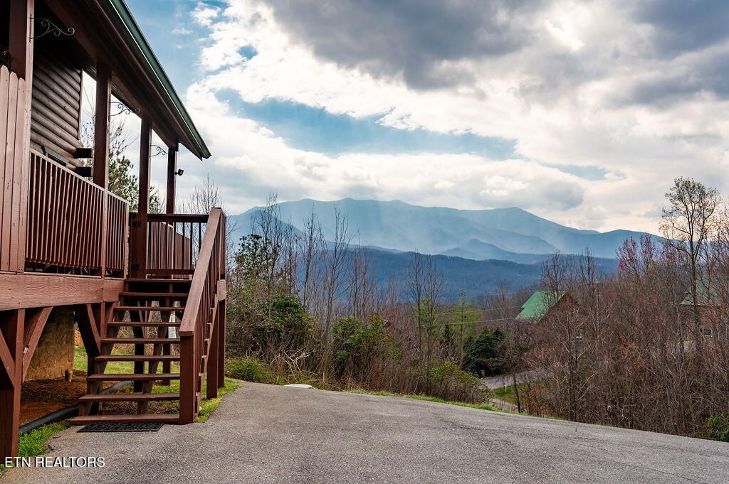 Photo of 1106 Back Ridge Court, Gatlinburg, TN 37738 (MLS # 1335211)