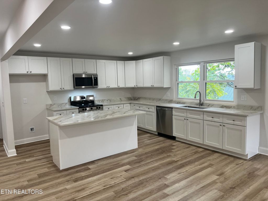 Photo of 308 W 2ND Ave, Lenoir City, TN 37771 (MLS # 1316376)