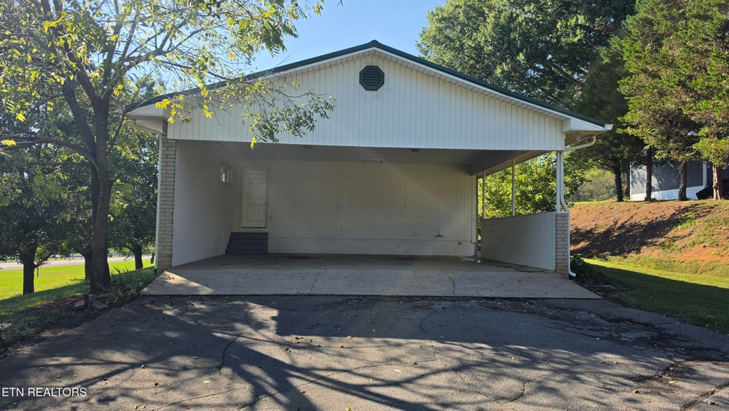Photo of 1206 Peachtree St, Sweetwater, TN 37874 (MLS # 1358289)