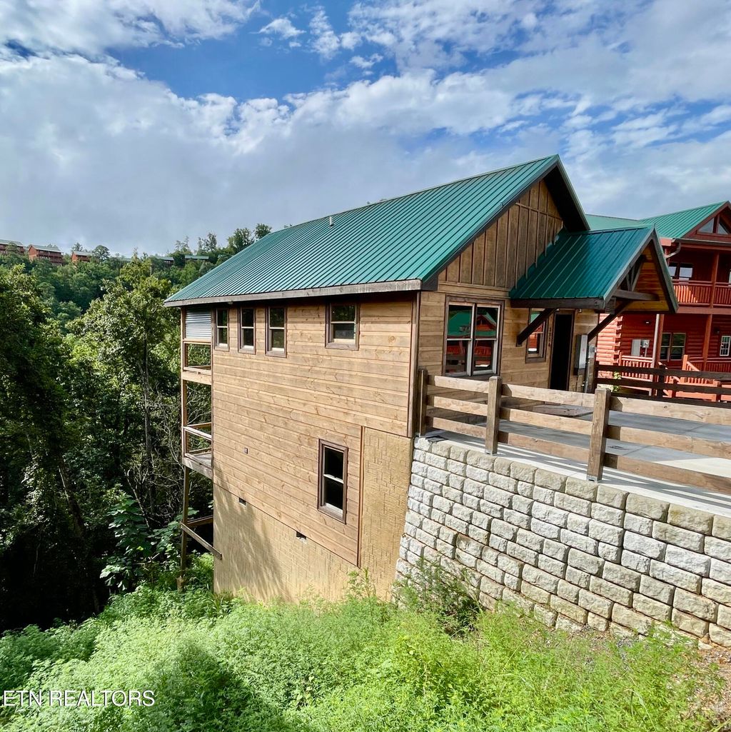 Photo of 3334 Smoky Ridge Way, Sevierville, TN 37862 (MLS # 1312063)