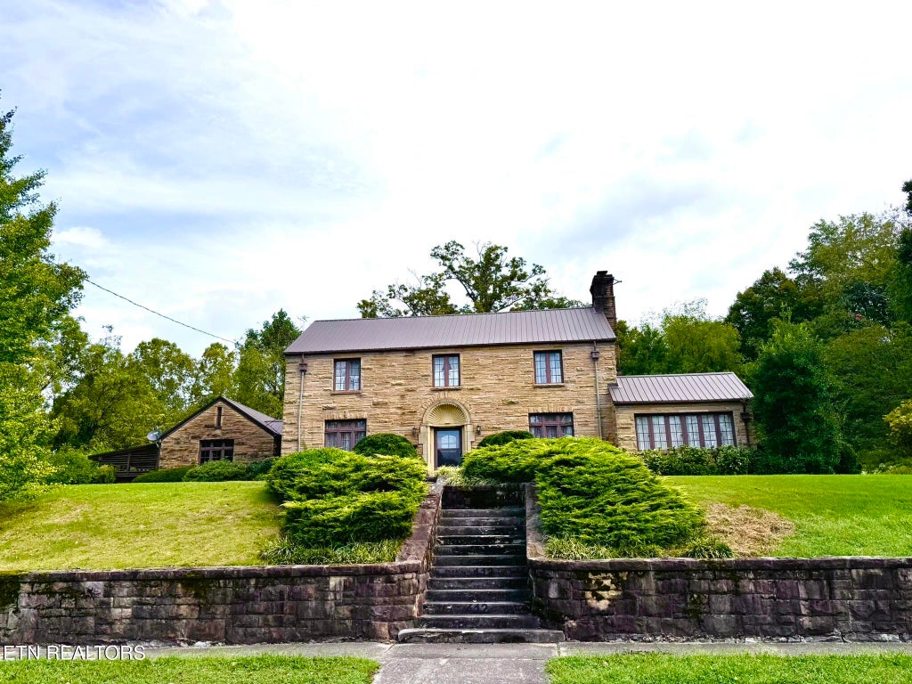 Photo of 412 Englewood Rd, Middlesboro, KY 40965 (MLS # 1356392)