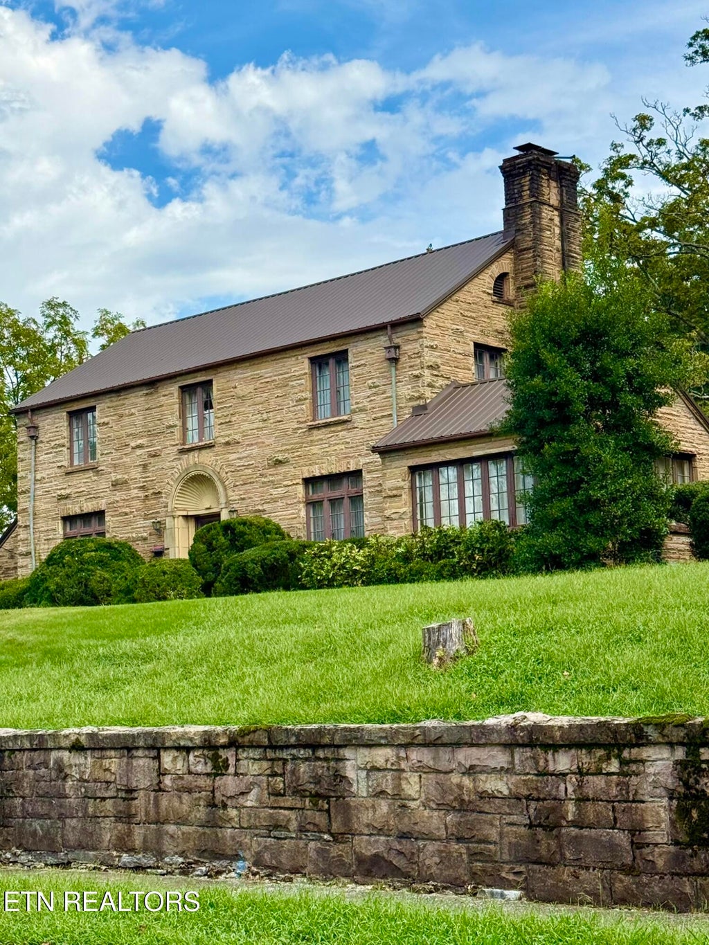 Photo of 412 Englewood Rd, Middlesboro, KY 40965 (MLS # 1356392)