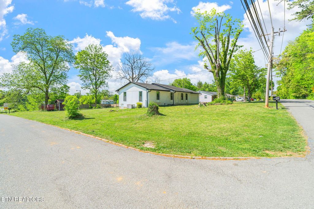 Photo of 201 Wakefield Rd, Knoxville, TN 37922 (MLS # 1337876)