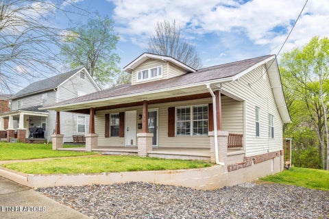 Photo of 409 W 5th Ave, Lenoir City, TN 37771 (MLS # 1348773)