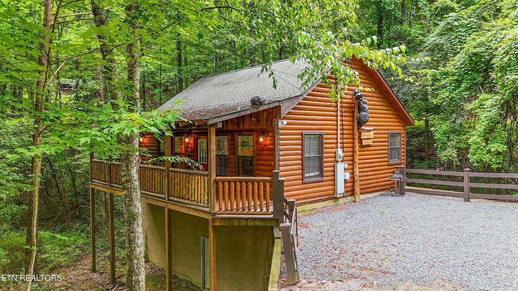 Photo of 927 Stone Tr, Sevierville, TN 37876 (MLS # 1311925)