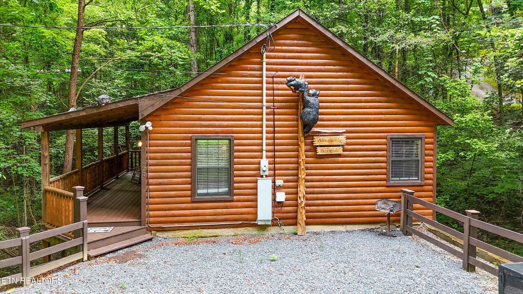 Photo of 927 Stone Tr, Sevierville, TN 37876 (MLS # 1311925)