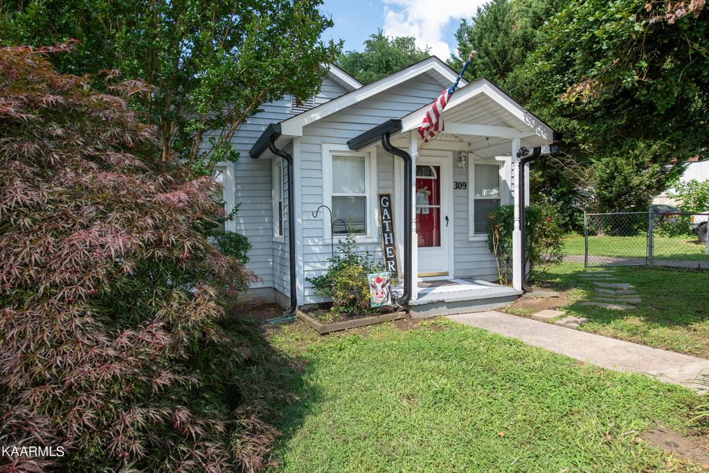 Photo of 309 Beatress Circle, Rockford, TN 37853 (MLS # 1232924)