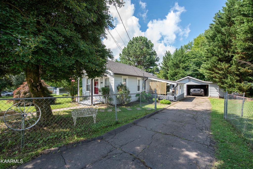 Photo of 309 Beatress Circle, Rockford, TN 37853 (MLS # 1232924)