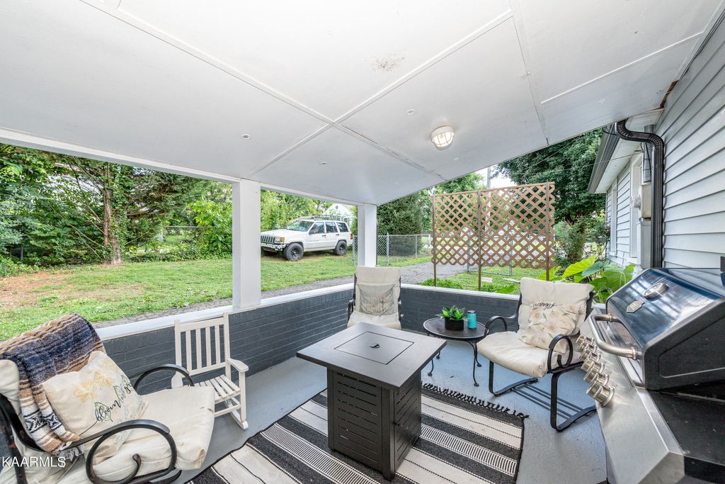 Photo of 309 Beatress Circle, Rockford, TN 37853 (MLS # 1232924)