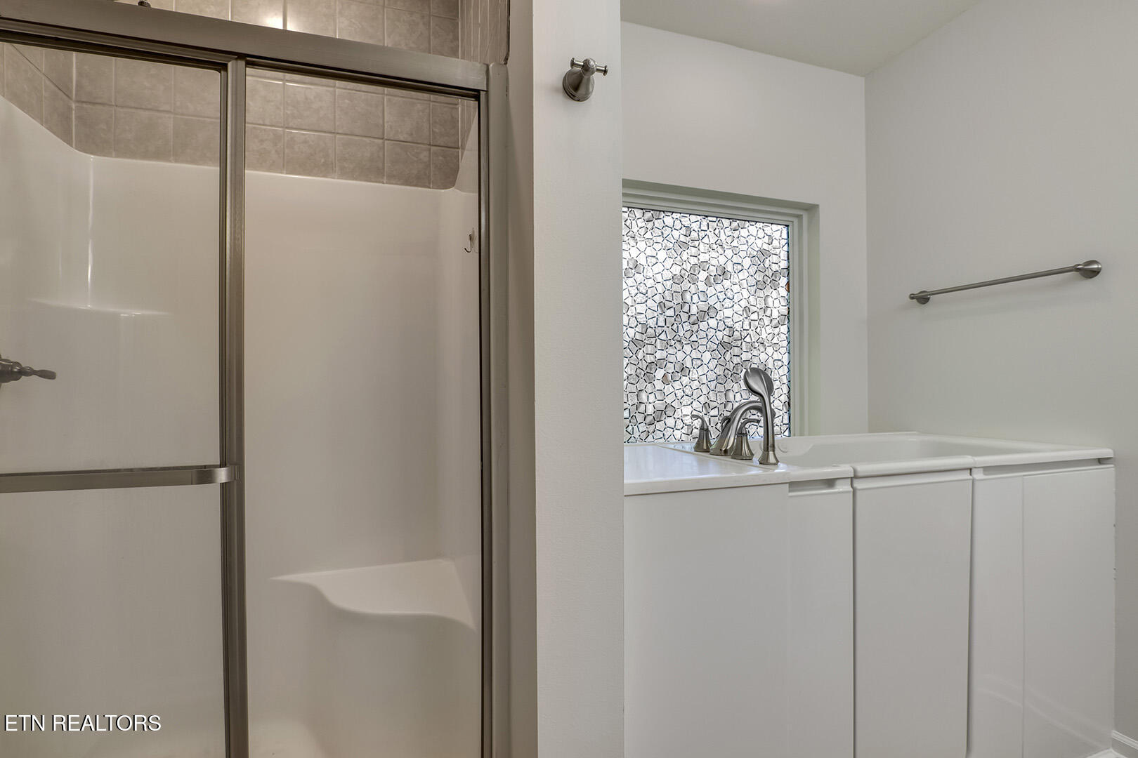 Loudon, Tennessee 37774, United States, 4 Bedrooms Bedrooms, ,3 BathroomsBathrooms,Residential,Active,89310