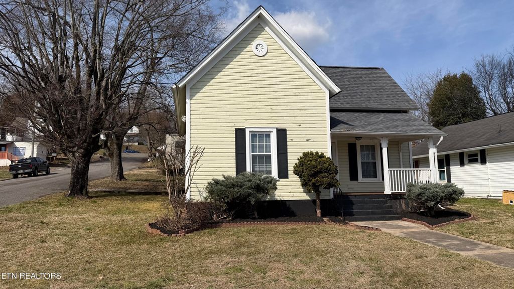 Photo of 521 W 1st Ave, Lenoir City, TN 37771 (MLS # 1329156)