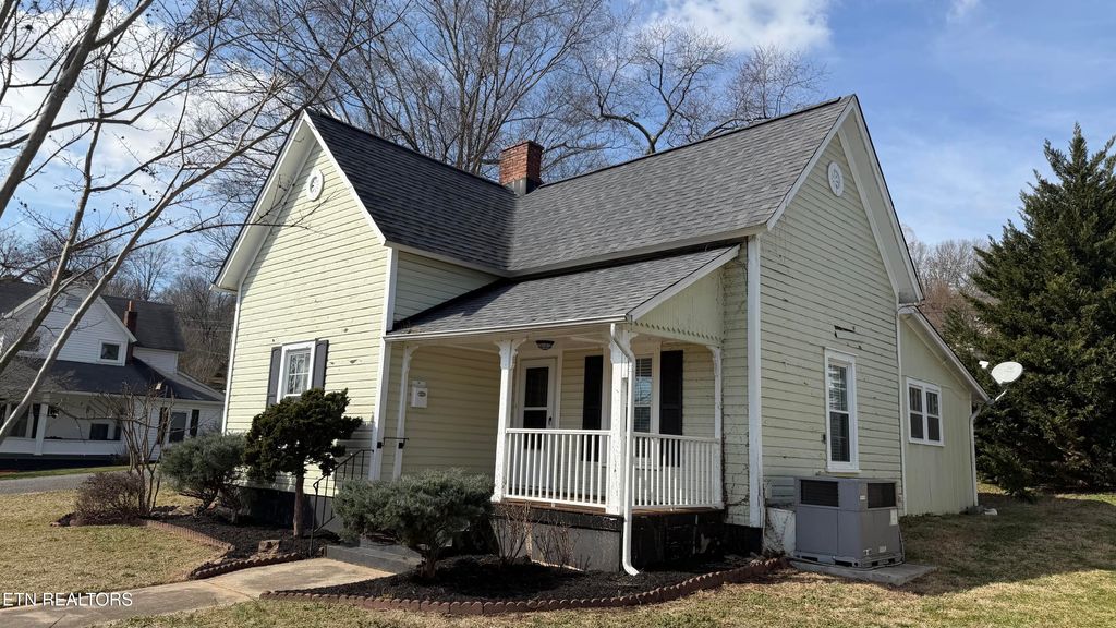 Photo of 521 W 1st Ave, Lenoir City, TN 37771 (MLS # 1329156)