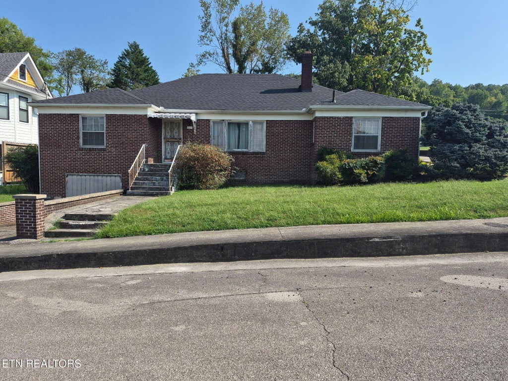 Photo of 117 Roane St, Oliver Springs, TN 37840 (MLS # 1356354)