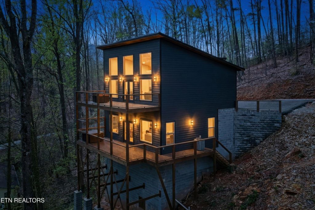 Photo of 640 Carter Plaza, Gatlinburg, TN 37738 (MLS # 1336248)