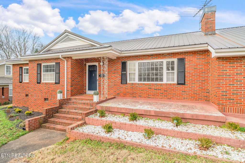 Photo of 1225 N Main St, Sweetwater, TN 37874 (MLS # 1326108)