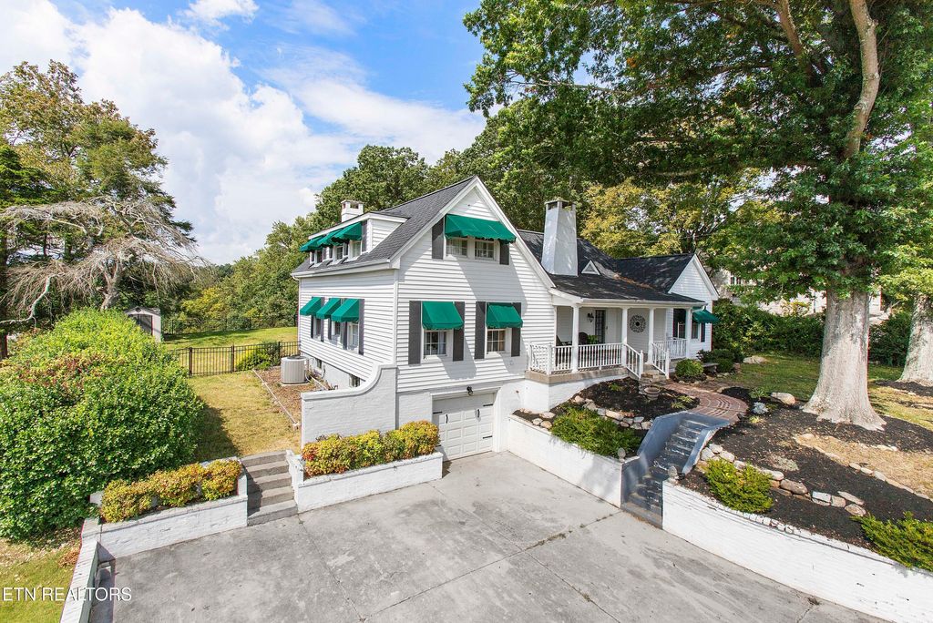 Photo of 320 Maple Street St, Clinton, TN 37716 (MLS # 1316068)