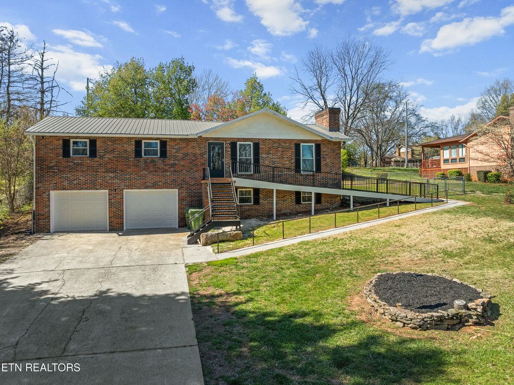 Photo of 921 Brown School Rd, Maryville, TN 37804 (MLS # 1334171)