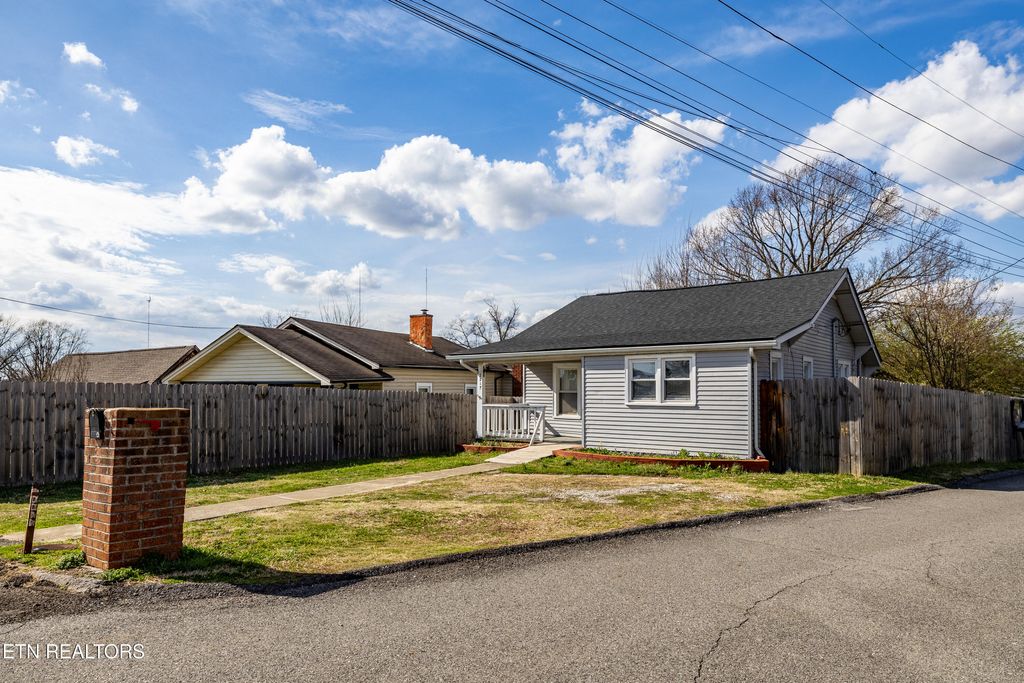 Photo of 2217 McCroskey Ave, Knoxville, TN 37917 (MLS # 1331785)