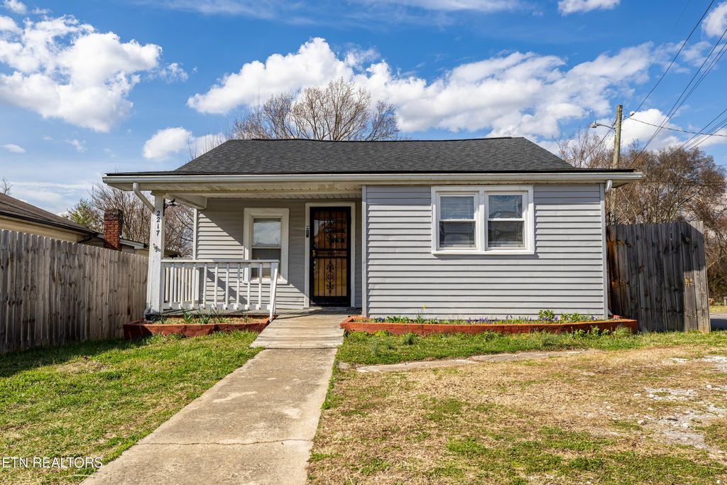 Photo of 2217 McCroskey Ave, Knoxville, TN 37917 (MLS # 1331785)