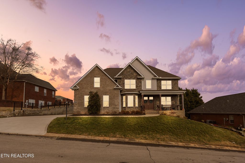 Photo of 427 Royal Oaks Drive, Maryville, TN 37801 (MLS # 1330392)