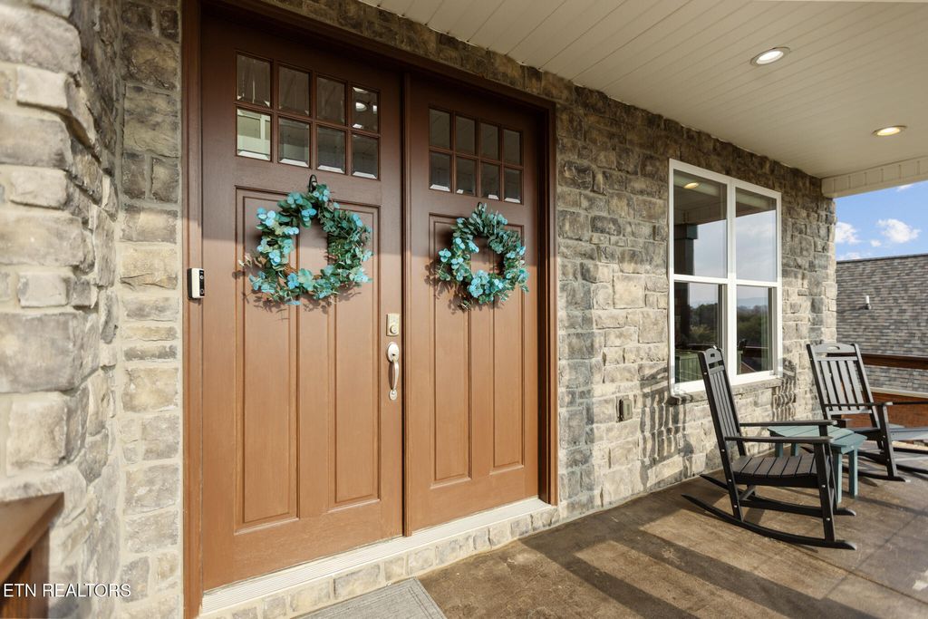 Photo of 427 Royal Oaks Drive, Maryville, TN 37801 (MLS # 1330392)