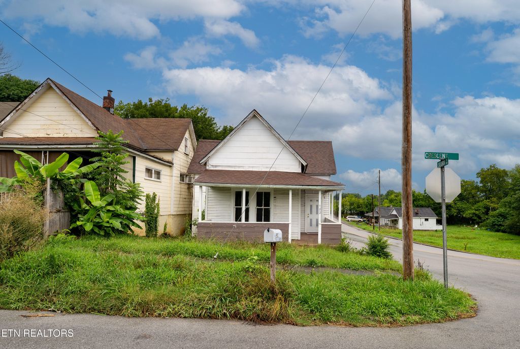 Photo of 902 Crescent St, Harriman, TN 37748 (MLS # 1321741)