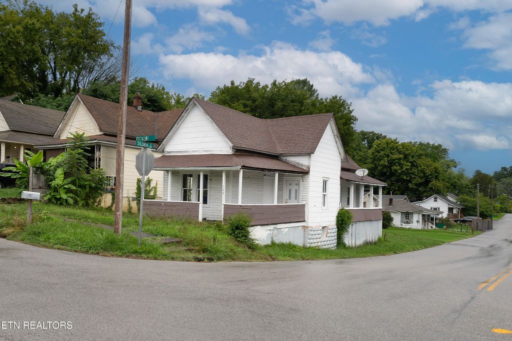 Photo of 902 Crescent St, Harriman, TN 37748 (MLS # 1321741)