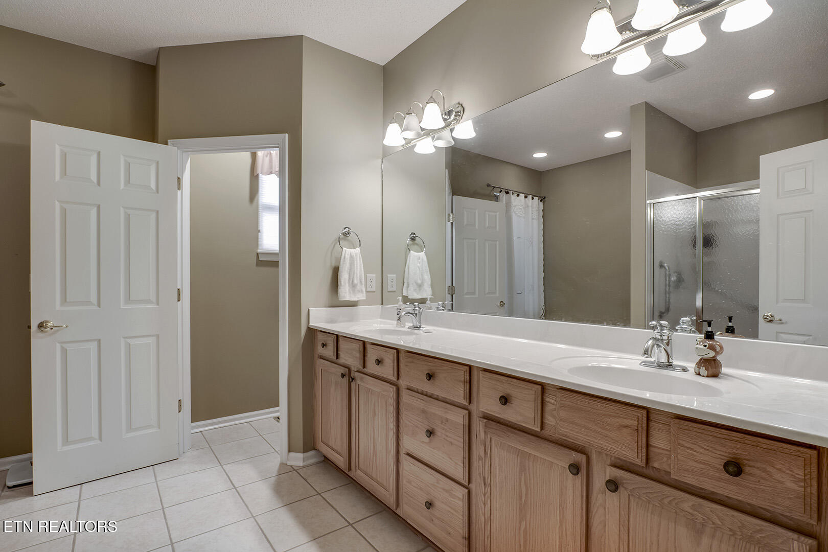 Loudon, Tennessee 37774, United States, 3 Bedrooms Bedrooms, ,2 BathroomsBathrooms,Residential,Coming Soon,196116