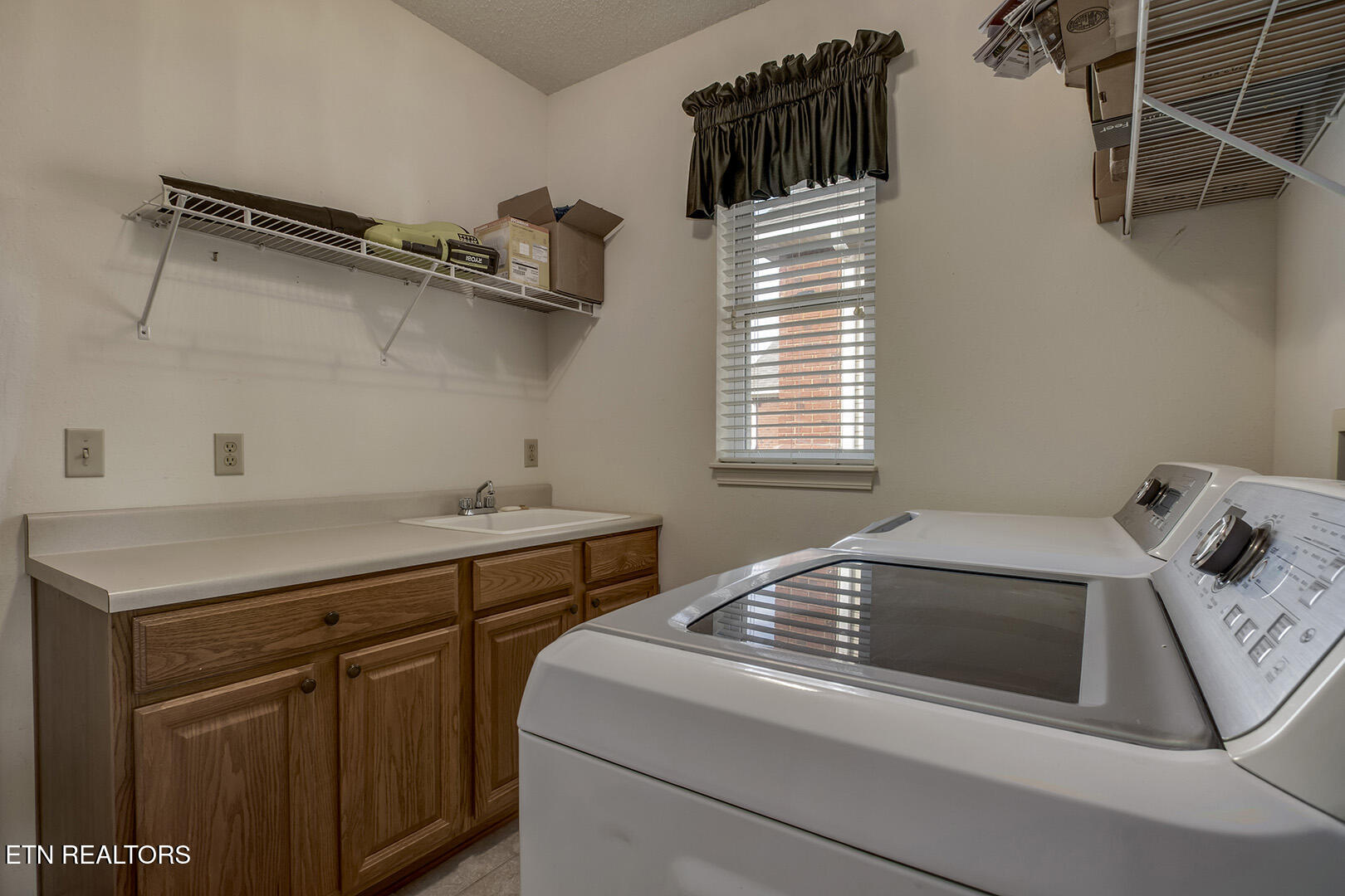 Loudon, Tennessee 37774, United States, 3 Bedrooms Bedrooms, ,2 BathroomsBathrooms,Residential,Coming Soon,196116