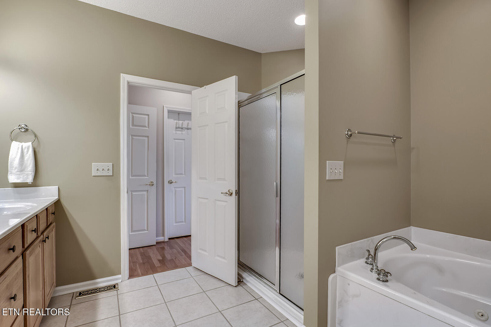 Loudon, Tennessee 37774, United States, 3 Bedrooms Bedrooms, ,2 BathroomsBathrooms,Residential,Coming Soon,196116