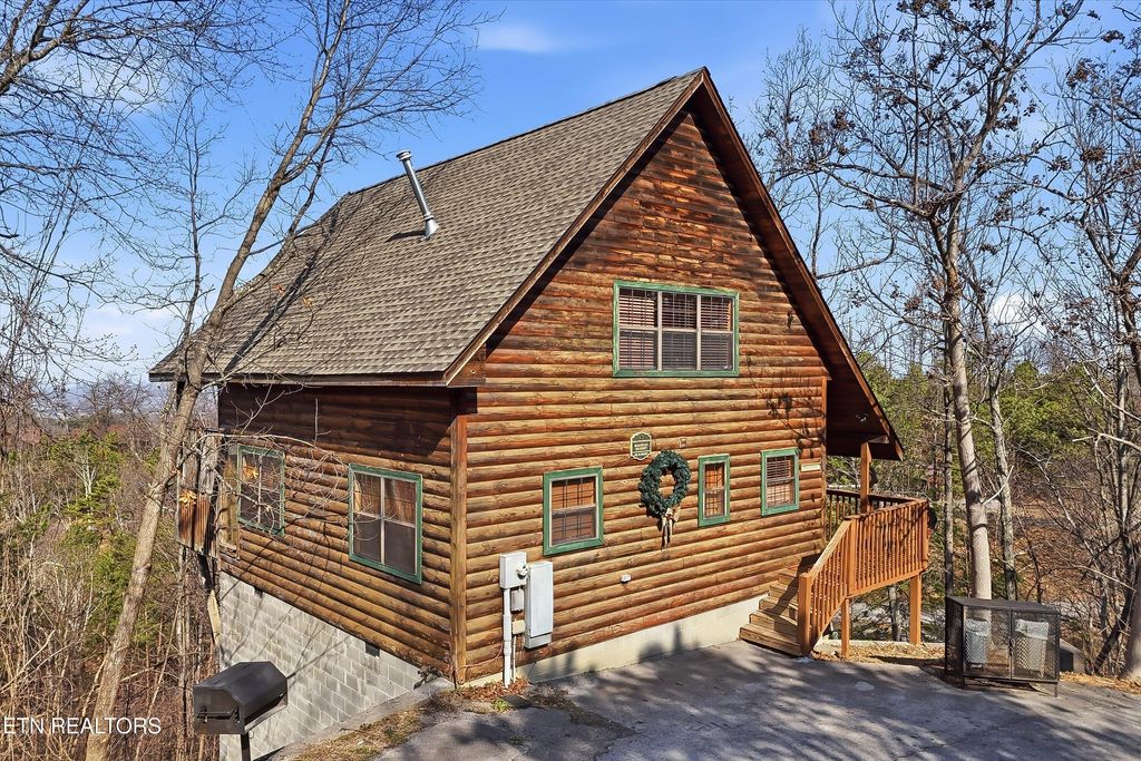 Photo of 2856 Eagle Crest Way, Sevierville, TN 37876 (MLS # 1331293)