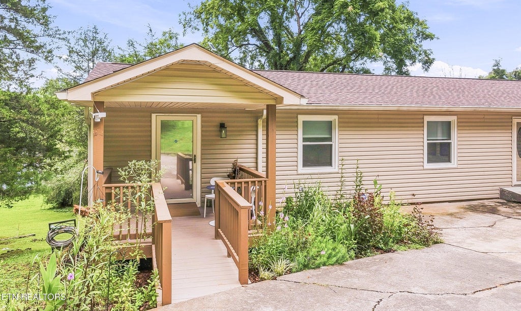 Photo of 105 Trenton Drive, Oak Ridge, TN 37830 (MLS # 1352621)