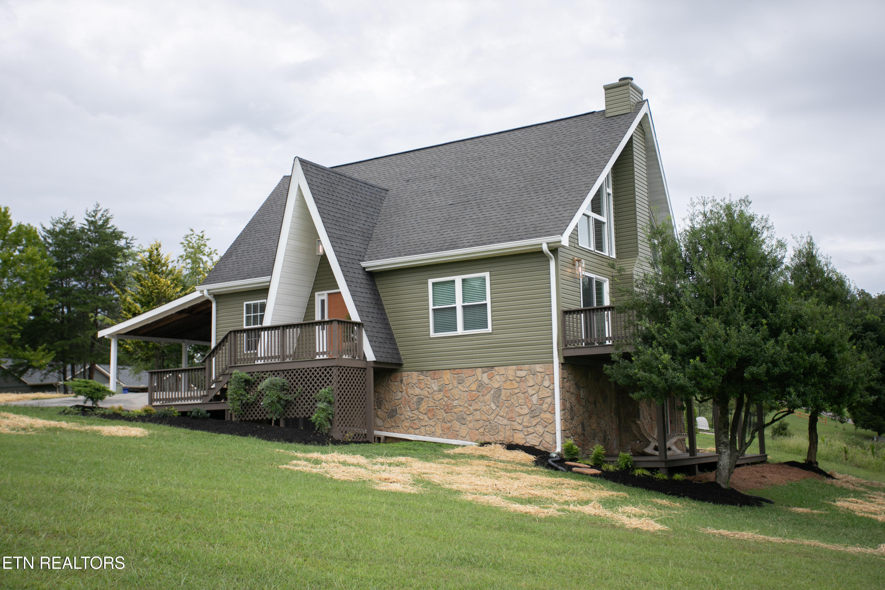 836 River Cliff Drive