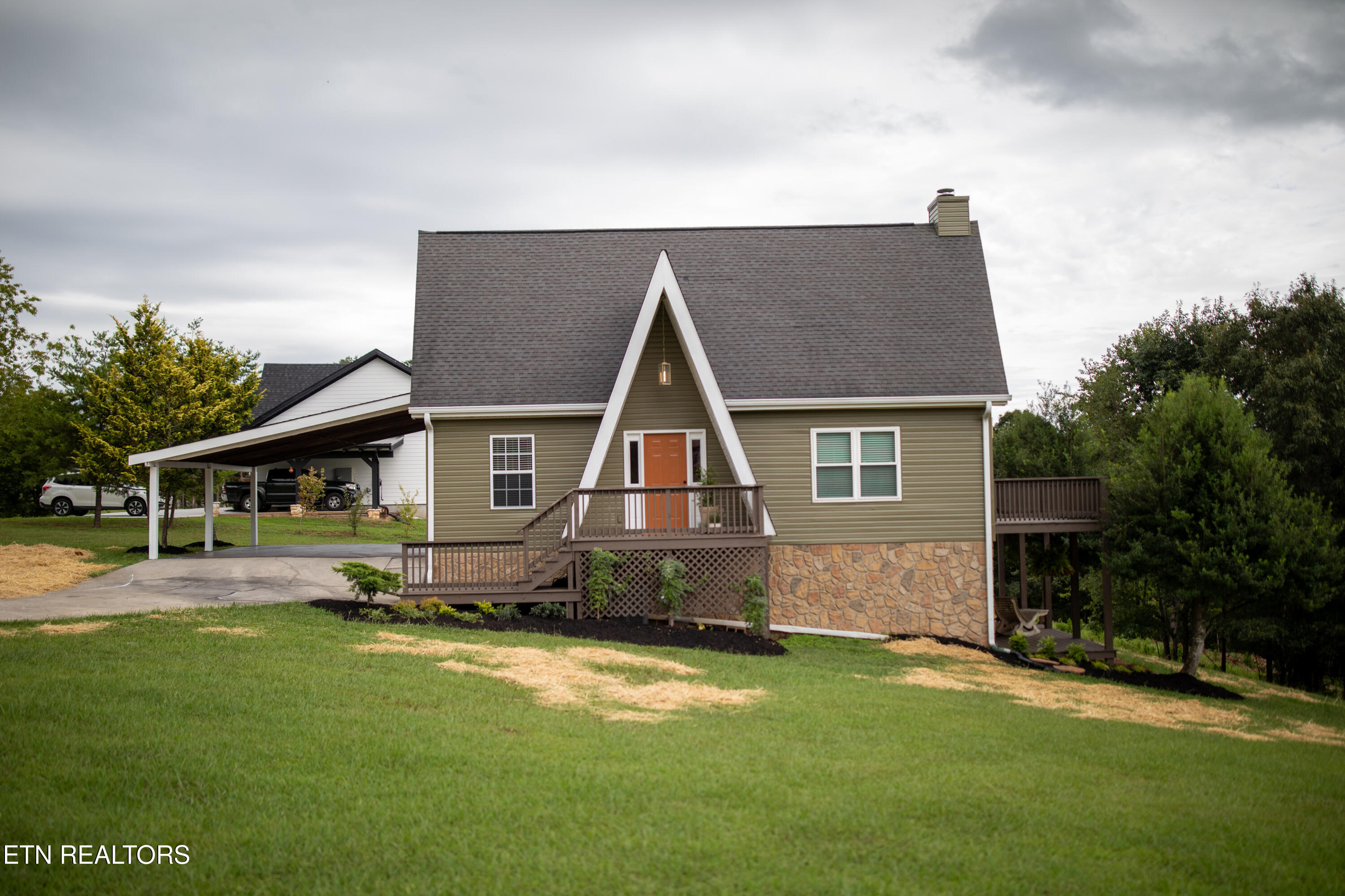 836 River Cliff Drive