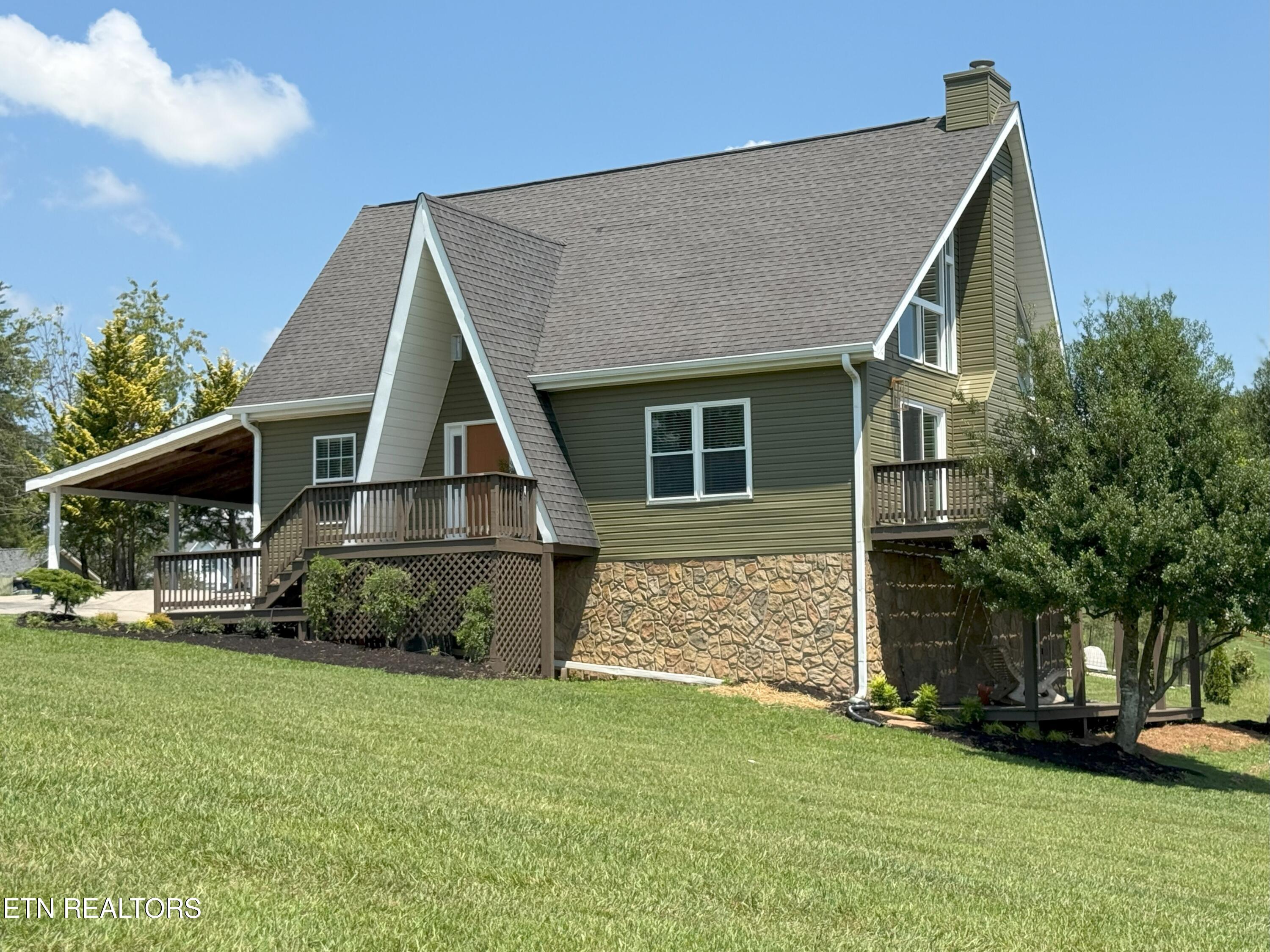 836 River Cliff Drive